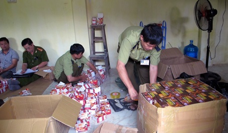 Hà Nội: Phát hiện kho thực phẩm chức năng, bao cao su, thuốc bôi trơn... lậu - 1 Lực lượng chức năng kiểm đếm số hàng thu giữ.