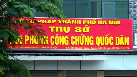 Văn phòng công chứng lập lờ “công” - “tư” - 3 Biển hiệu của VPCC này khiến nhiều người lầm tưởng đây là tổ chức công chứng của Nhà nước.