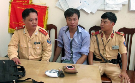 Vừa cướp được điện thoại, Bùi QuangVinh (áo xanh) đã bị CSGT tóm gọn.