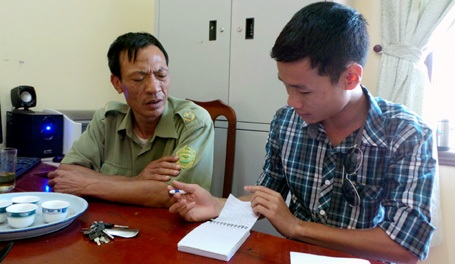 Hà Nội: Bé trai 2 tuổi bị hàng xóm cứa cổ khi đang ngủ - 1 Trưởng Công an xã Cộng Hòa Vương Sỹ Hùng (trái) trao đổi với PV Dân trí.