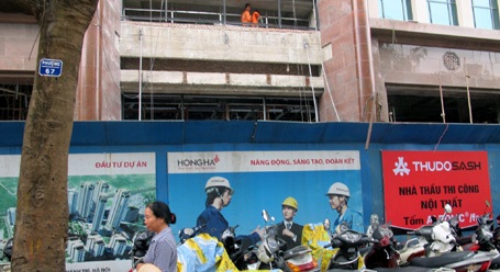 Vật liệu “từ trên trời” rơi xuống, 3 công nhân nhập viện - 1 Tòa nhà nơi xảy ra vụ tai nạn lao động.