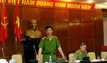 Công an Hà Nội nói gì về việc kê khai 32 thông tin cá nhân? - 1 Đại tá Nguyễn Duy Ngọc (đứng) - Phó Giám đốc CATP Hà Nội - chủ trì buổi họp báo.