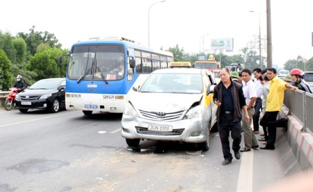 7 xế hộp “dồn toa” trên cao tốc Thăng Long - Nội Bài - 1 7 chiếc ô tô dồn toa khiến đoạn đường này ùn tắc