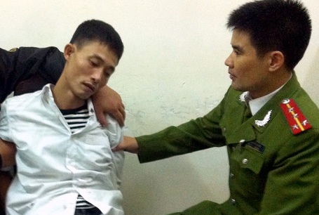 Hà Nội: “Ngáo đá”, bố cướp con đẻ hơn 1 tháng tuổi - 1 Đối tượng Hiện bị cảnh sát khống chế.