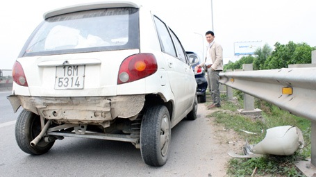 7 xế hộp “dồn toa” trên cao tốc Thăng Long - Nội Bài - 3 Hai chiếc xe bị hư hỏng nặng nhất
