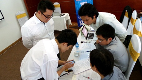 Các giám khảo chăm chú theo dõi phần demo của sản phẩm.