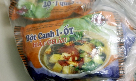 Phá ổ sản xuất bột canh i-ốt nhái nhãn hiệu Hải Châu - 2 Số bột canh i-ốt và mỳ chính giả bị phát hiện, thu giữ.