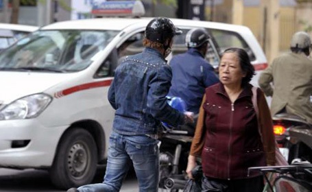 Hà Nội: Một phóng viên bắt cướp, suýt bị đánh nhầm - 2 Tên cướp dùng võ Chí Phèo để thoát thân.