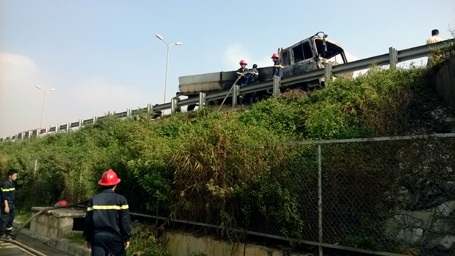 Hà Nội: Xe tải cháy rụi trên đường dẫn cầu Thanh Trì - 2 Lực lượng cứu hỏa đưa nước từ dưới đường gom lên chữa cháy.