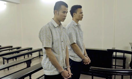 Cương và Cường trước vành móng ngựa.