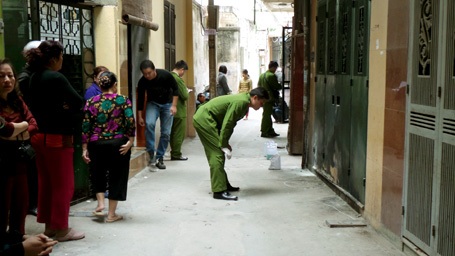 Hà Nội: Hai ngôi nhà bị đổ xăng, phóng hỏa lúc nửa đêm - 1 Vụ phóng hỏa lúc nửa đêm khiến người dân trong ngõ 29 hoảng hốt.