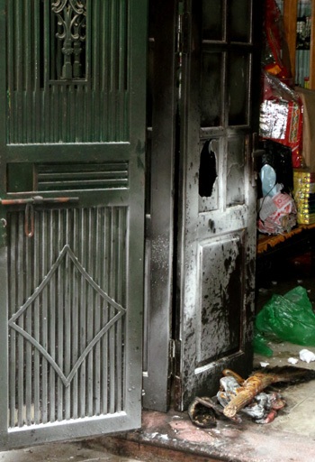 Hà Nội: Hai ngôi nhà bị đổ xăng, phóng hỏa lúc nửa đêm - 3 Cửa nhà số 6 bị hư hỏng do ngọn lửa.