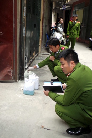 Hà Nội: Hai ngôi nhà bị đổ xăng, phóng hỏa lúc nửa đêm - 2 Lực lượng công an khám nghiệm hiện trường vụ việc.