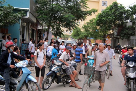 Hà Nội: Sửa phao nước, bị điện giật tử vong - 1 Rất đông người dân tập trung quanh hiện trường vụ việc.