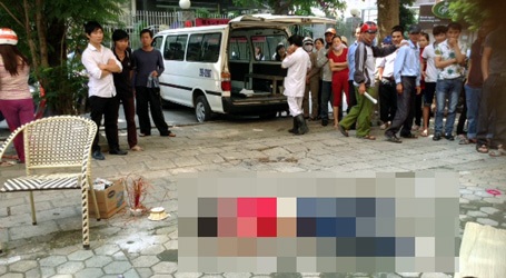 Hà Nội: Rơi từ tầng 7, một phụ nữ tử vong - 1 Người dân tập trung quanh hiện trường vụ việc.