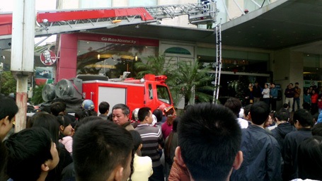 Rất đông người hiếu kỳ tập trung quanh hiện trường vụ việc.