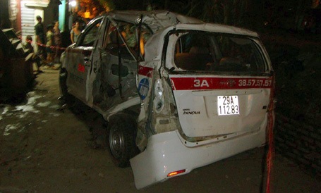 Ảnh tuần qua: Bão lũ dồn dập! - 7 Chiếc taxi biến dạng sau cú va chạm.