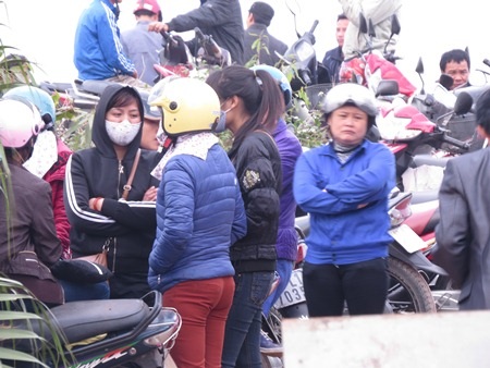 Hàng trăm người lạ mặt bao vây nhà máy - 1 Nhiều người bao vây nhà máy