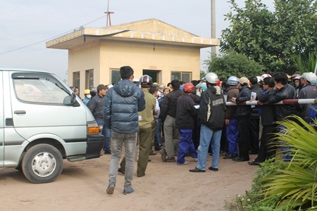 Hàng trăm người lạ mặt bao vây nhà máy - 2 Ông Đoàn cũng cho biết, ông không biết mục đích của nhóm người lạ mặt này là gì.