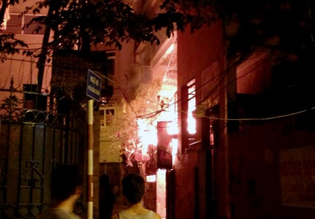 Lửa ngùn ngụt nuốt trọn quán nhậu trong ngõ.