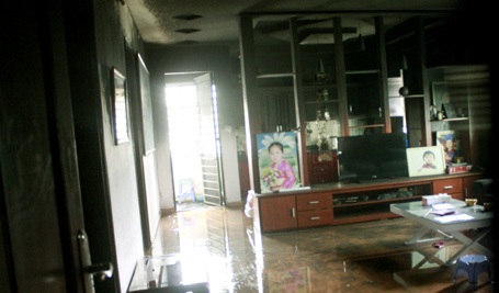 Hà Nội: Cháy chung cư Thanh Xuân Bắc, một người nhập viện - 1 Nước lênh láng trong căn hộ 029.