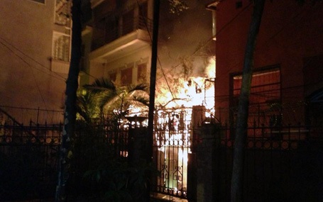 Đám cháy nhìn từ phía sau quán nhậu.