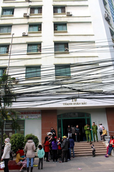 Hà Nội: Cháy chung cư Thanh Xuân Bắc, một người nhập viện - 2 Nhiều người dân hốt hoảng bỏ ra khỏi nhà.