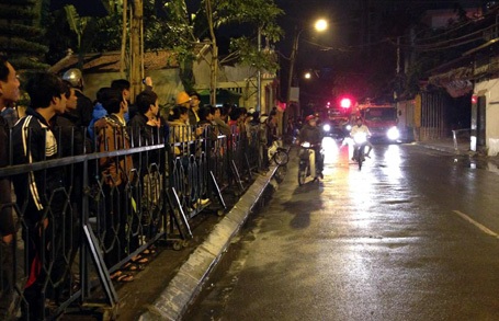 Lực lượng công an phải gom những người hiếu kỳ để dọn đường cho lực lượng cứu hỏa làm nhiệm vụ.