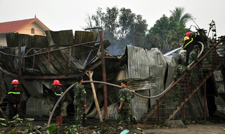 Lực lượng chức năng tổ chức dập lửa.