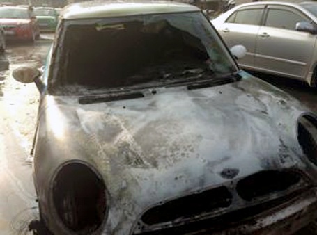 Ba mẹ con lao ra khỏi chiếc MINI Cooper bốc cháy - 5 Phần đầu xe bị hư hỏng nặng sau vụ cháy.