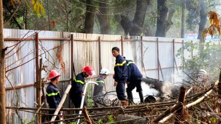 Hà Nội: Hỏa hoạn vì… dọn vệ sinh đón Tết - 3 Lực lượng cứu hỏa chữa cháy cả trong và ngoài tường tôn.