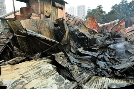 Cảnh hoang tàn của khu lán trại sau đám cháy.