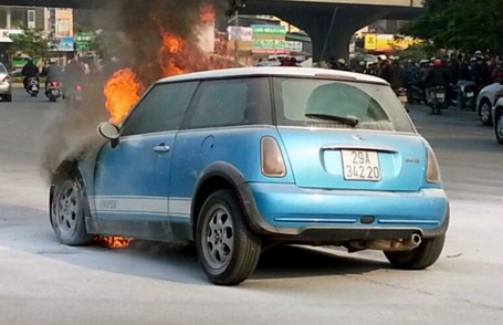 Ba mẹ con lao ra khỏi chiếc MINI Cooper bốc cháy - 1 Chiếc xế hộp đang chạy đột nhiên phát hỏa.
