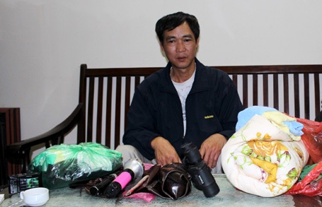 Vụ thẩm mỹ viện Cát Tường: Ngủ sông, chui cống tìm xác nạn nhân - 1 Ông Quang cùng những vật dụng đem theo trong quá trình tìm kiếm.