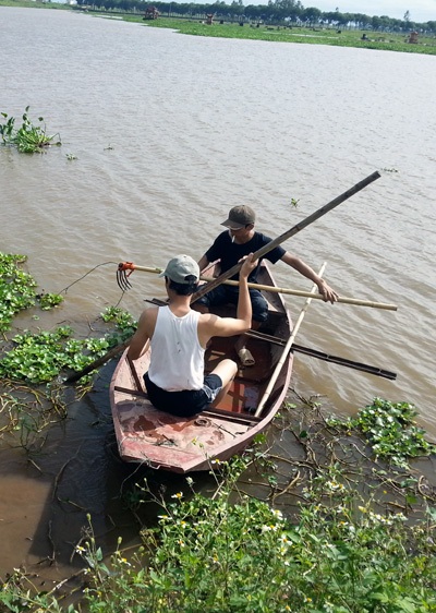 Vụ thẩm mỹ viện Cát Tường: Ngủ sông, chui cống tìm xác nạn nhân - 3 Ông Quang cùng những vật dụng đem theo trong quá trình tìm kiếm.