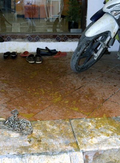 Chất thải rải khắp thềm nhà ông Lục.