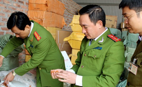 Hà Nội: “Tập kích” kho hàng “khủng” chứa hơn 50 tấn hàng lậu - 1 Lực lượng chức năng kiểm tra số hàng phát hiện trong kho.