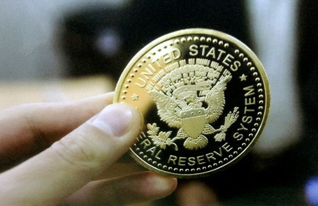 Thùng xu cổ và ảnh chụp chính diện một đồng xu cổ.