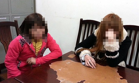 Hai gái bán dâm bị bắt quả tang.