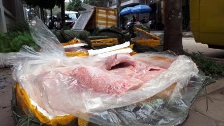 Hà Nội: Hơn 1 tấn nội tạng động vật “thối” xuyên đêm “Nam tiến” - 3 Số nội tạng đã bốc mùi hôi thối.