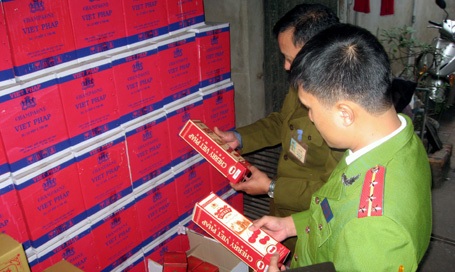Hà Nội: Thu giữ gần 1 vạn chai rượu sản xuất “chui” - 1 Lực lượng chức năng kiểm tra số rượu tại công ty Việt Pháp.