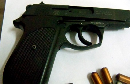 Hà Nội: Giữ súng trong người vì… làng nhiều "cẩu tặc" - 1 Khẩu súng được phát hiện trong người Linh.