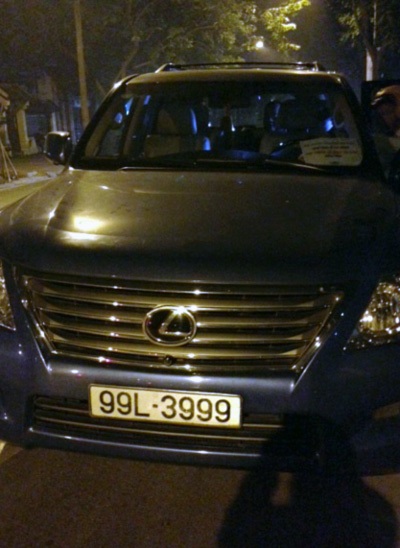 Hà Nội: Phát hiện nhiều vũ khí trên xe Lexus biển đẹp - 1 Chiếc xe Lexus bị cảnh sát kiểm tra.