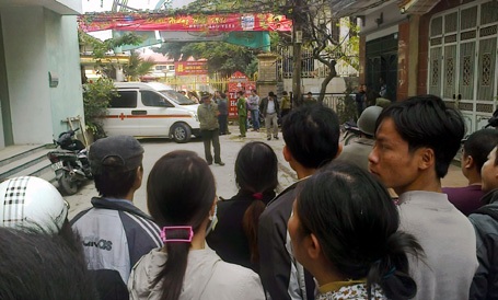 Hà Nội: Nghi án nam thanh niên sát hại đôi vợ chồng già rồi tự sát - 1 Nhiều người dân tụ tập quanh hiện trường vụ việc.