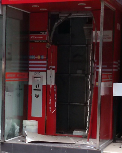 Kẻ gian manh động dùng ô tô kéo tung két sắt của cây ATM ra ngoài.