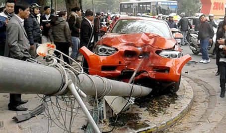 Hà Nội: Xế hộp BMW tông xe Mazda, “hạ gục” cột đèn - 1 Chiếc xe BMW hạ gục 2 cột đèn.