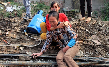 Mẹ nạn nhân Huế lăn lộn, gào khóc khi chưa tìm thấy tung tích con gái.