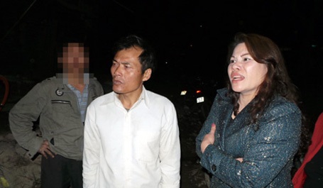 Anh Trần Văn Độ thẫn thờ sau khi chứng kiến từng mảnh xác con gái vương vãi trong đống tàn tro.