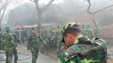 Cảnh “vật lộn” với khói lửa trong đám cháy kho hàng ở Hà Nội - 17 Các chiến sỹ phải chữa cháy trong biển khói mù mịt.