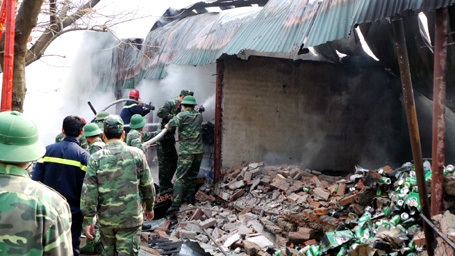 Cảnh “vật lộn” với khói lửa trong đám cháy kho hàng ở Hà Nội - 15 Hàng trăm chiến sỹ bộ đội được điều động đến cùng với lực lượng PCCC Bộ Tư lệnh Thủ đô.